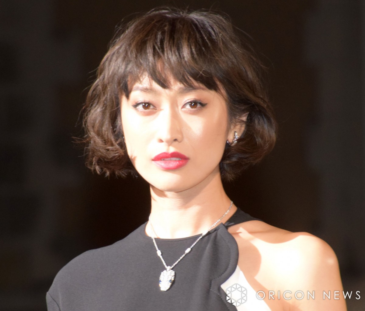 山田優、“超ミニスカ”で圧巻美脚「見えてる…」「足がキレイです」 西山