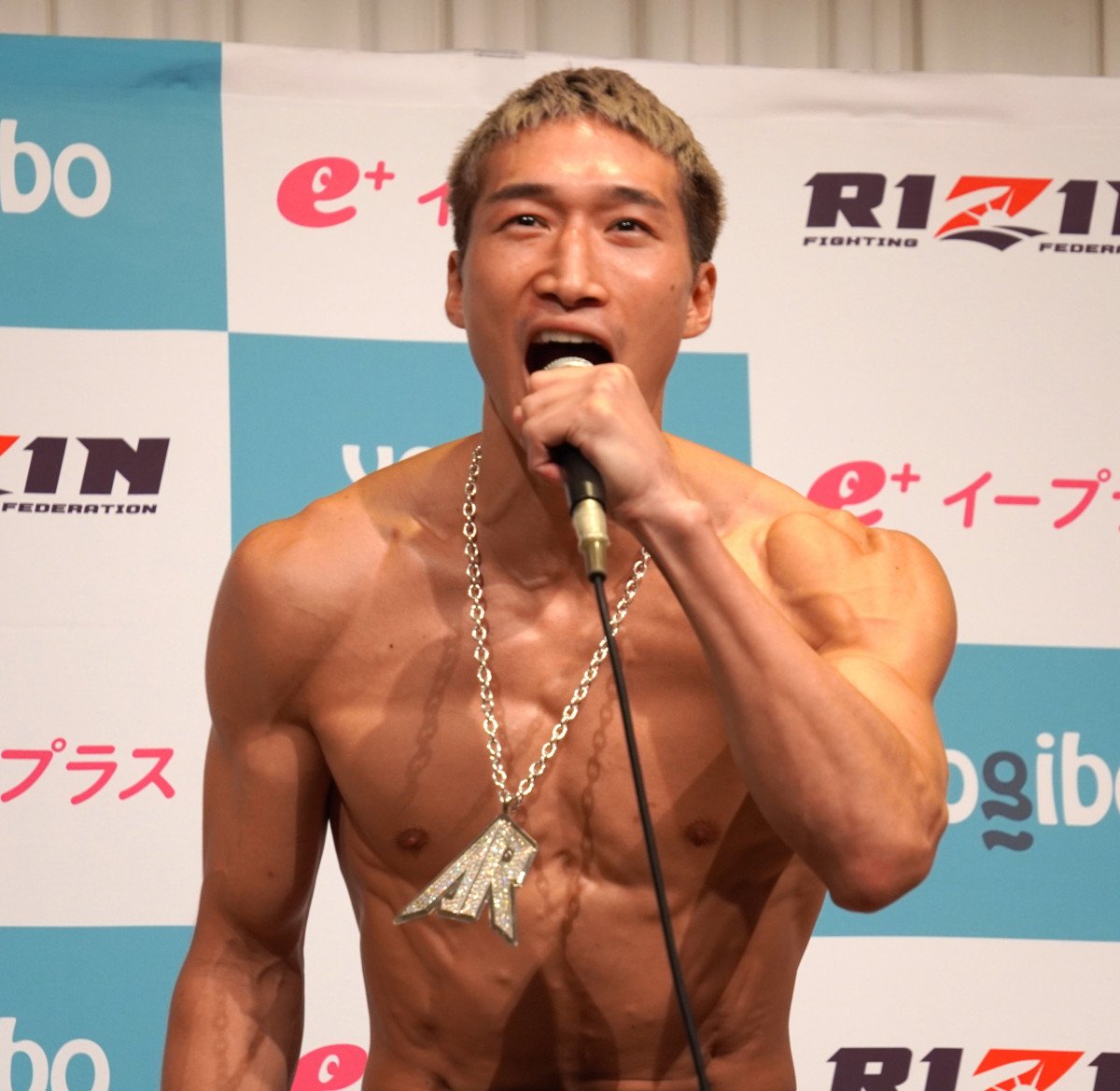 RIZIN】安保瑠輝也「明日は伝説に衝撃の一撃を喰らわす！」過酷な減量を乗り越え、あすパッキャオ戦へ | ORICON NEWS