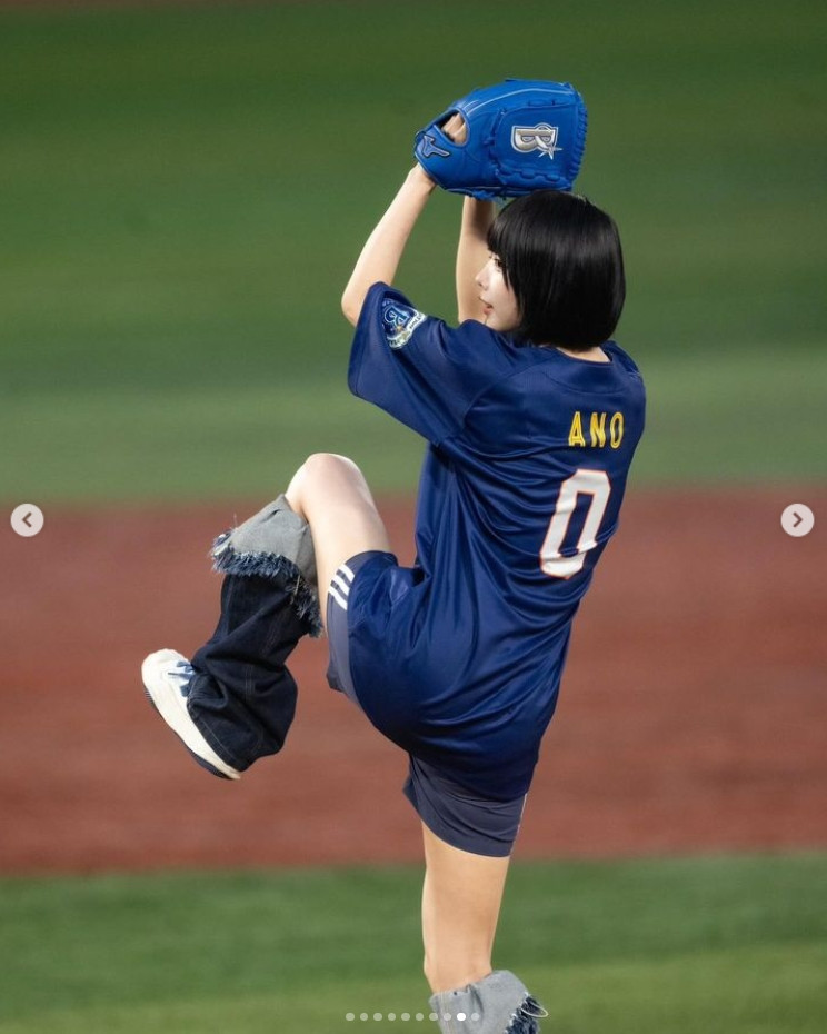 あのちゃん、ショーパン姿で美脚あらわ ノーバン投球に「すごかった