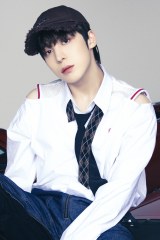 YUNHO(z)=ATEEZ JAPAN 4TH SINGLE uBirthdayvRZvgtHg1e 