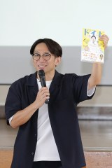 『すごいトイレのはなし　１万以上の便器をみがきつづけて。』について小学校で特別授業を行った佐藤満春（C）Gakken（撮影／斉藤秀明） 