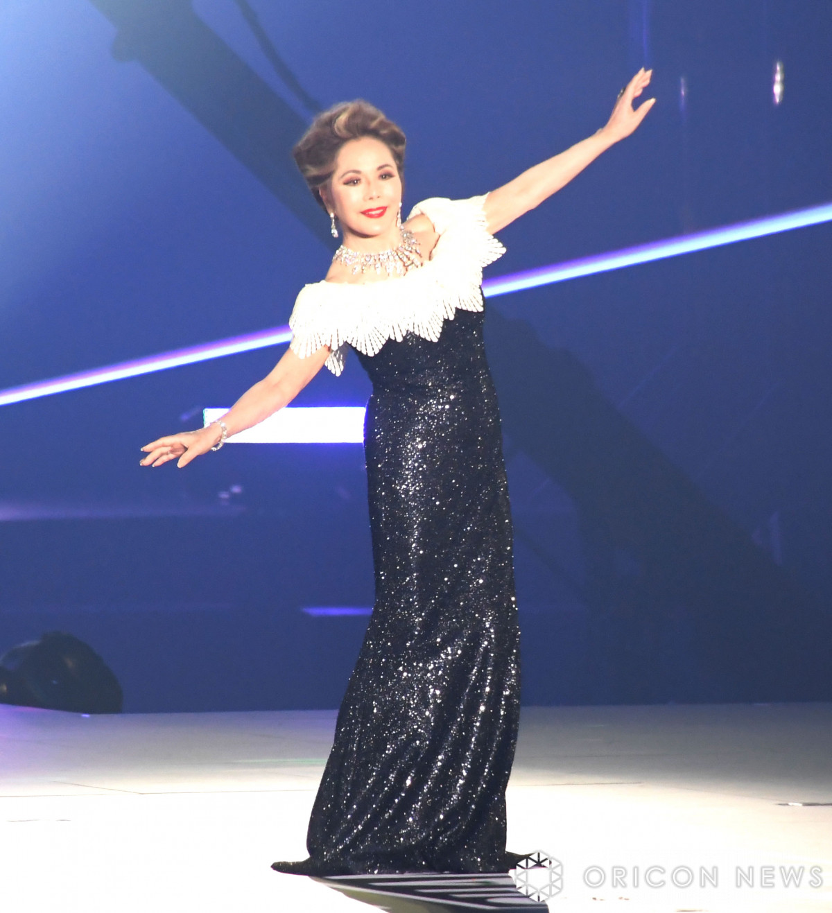 84歳・デヴィ夫人、ギャルに混じり堂々ランウェイ 「それガーチャー