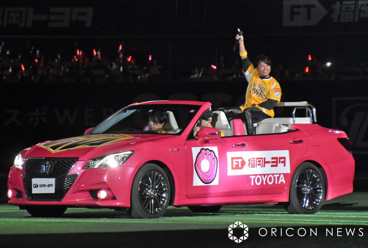 T.M.Revolution西川貴教、試合直後のグラウンドにオープンカーで