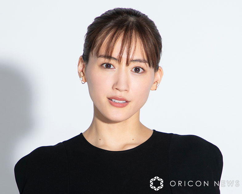 綾瀬はるか、水着姿で艶やか美ボディ アンニュイな表情で大人の色気 | ORICON NEWS