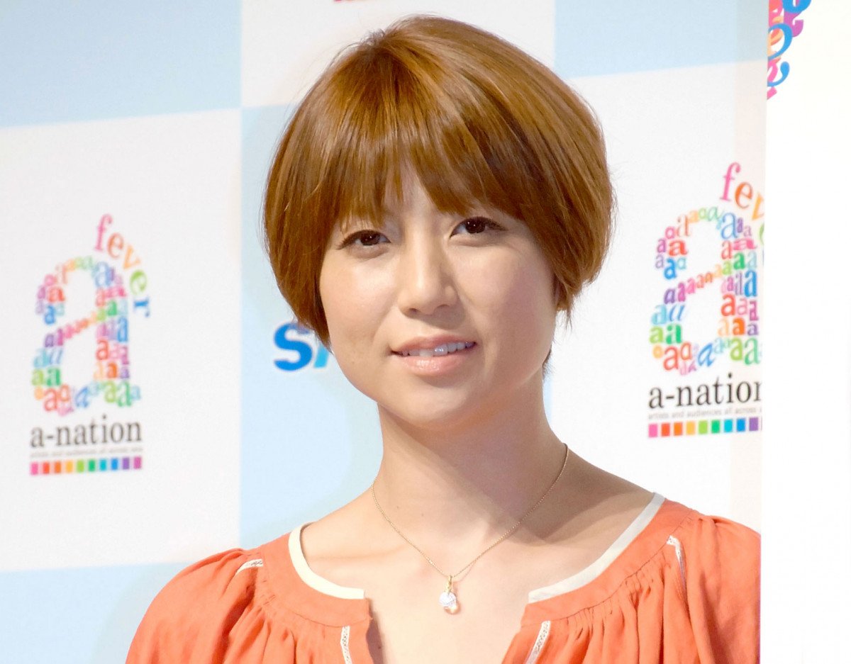 48歳・hitomi、生足全開の全身ショットに「美脚がすごい」 日差し浴びる姿に「素敵なママ」声も | ORICON NEWS