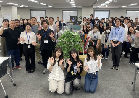 �I���R���Ј��ƋL�O�B�e����3�l�@�O�񍶂���@��������iBa�j�A�_��F���iVo�j�A��{�Ђ���iKey�j 