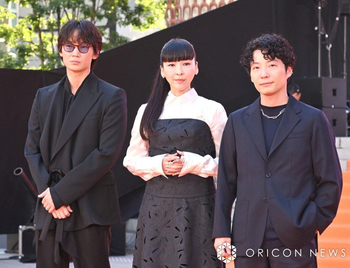 MIU404』綾野剛＆星野源、麻生久美子を優しくエスコート 会場は黄色い悲鳴 | ORICON NEWS