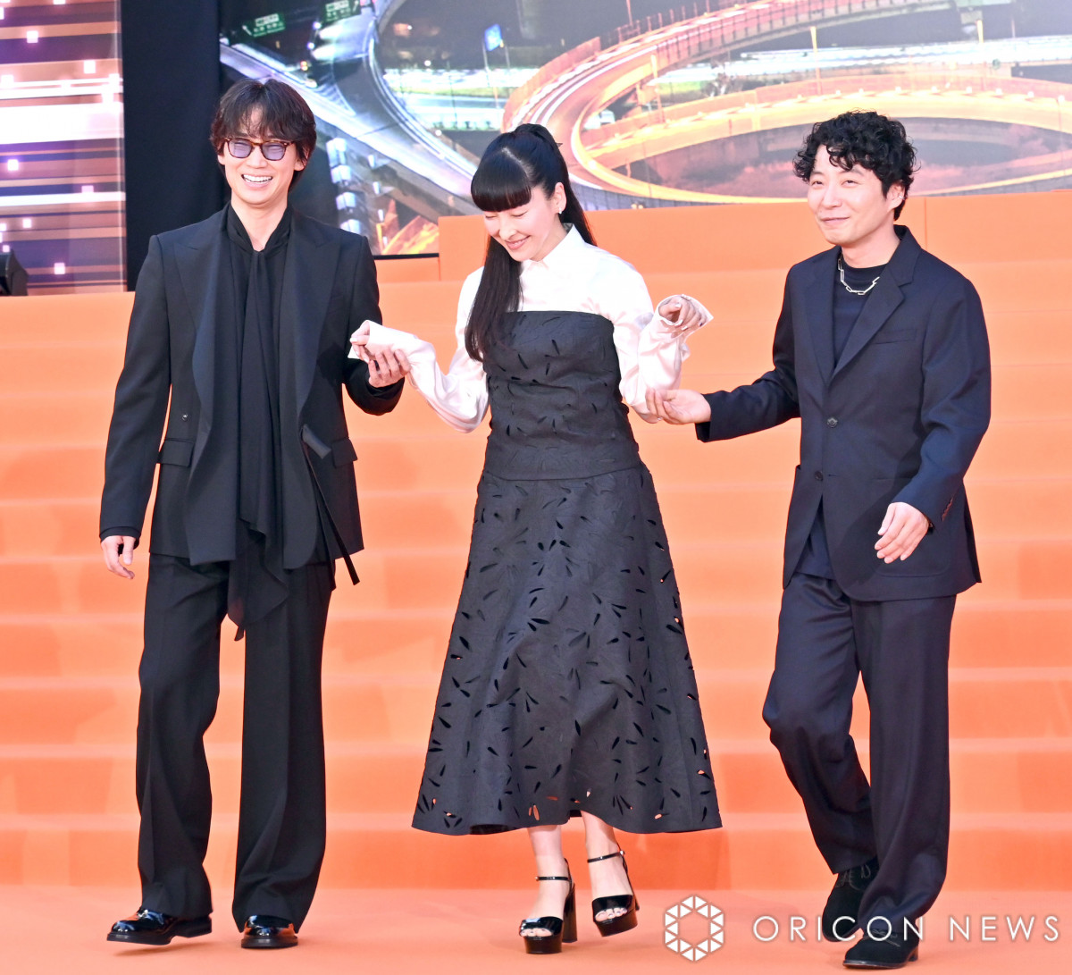 画像・写真 | 『MIU404』綾野剛＆星野源、公開イチャイチャ 距離が近