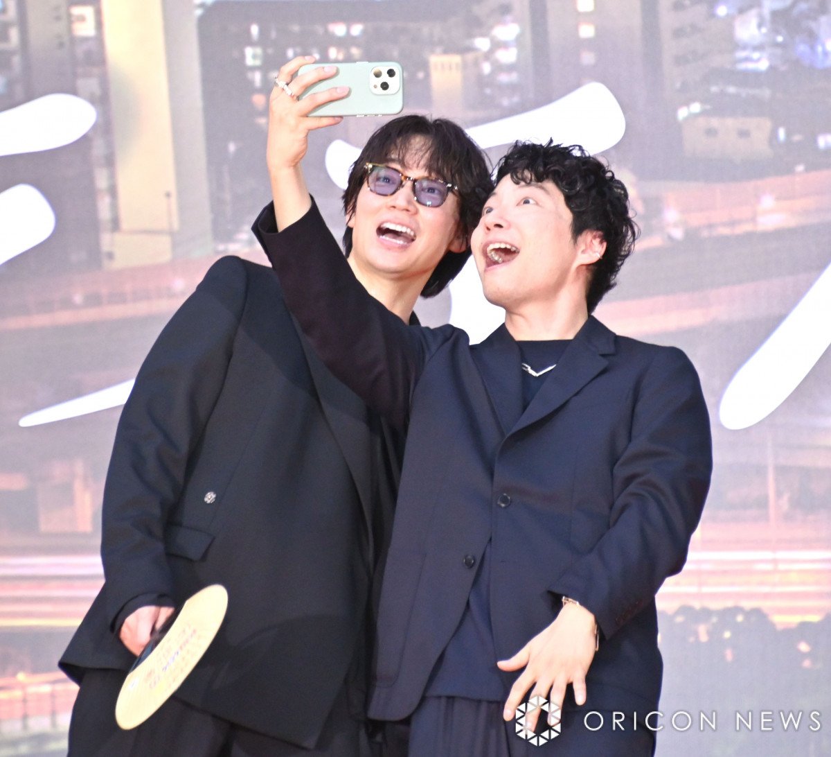 MIU404』綾野剛＆星野源、公開イチャイチャ 距離が近すぎる2