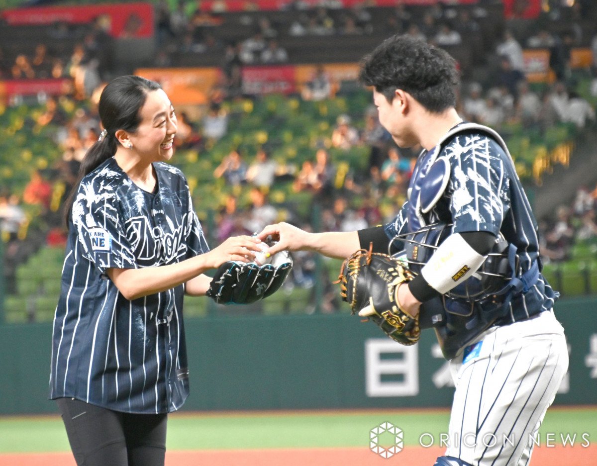 画像・写真 | 浅田真央、18年ぶり始球式でリベンジ達成 豪快フォーム＆ノーバン投球に会場どよめき 7枚目 | ORICON NEWS