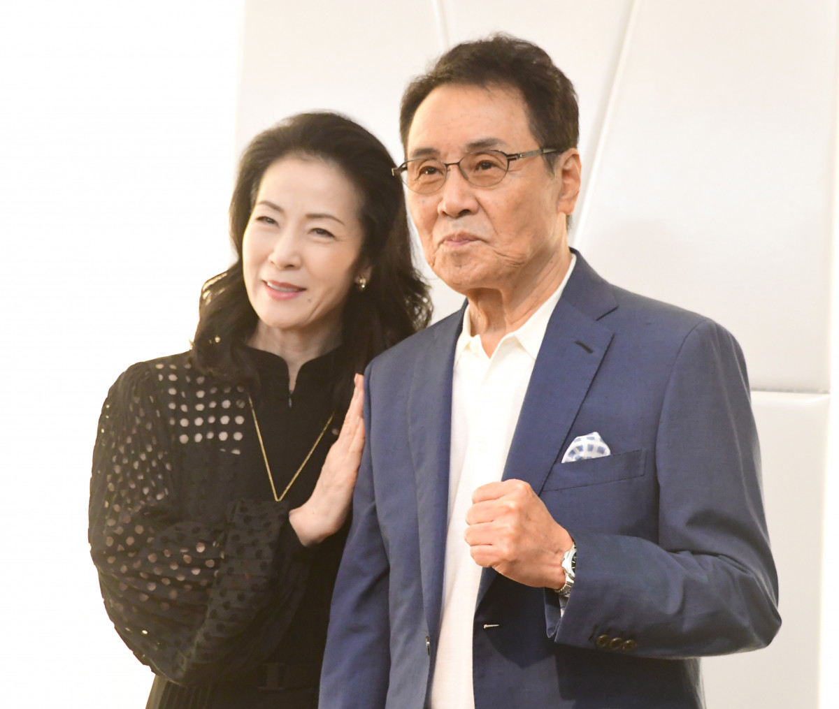 76歳・五木ひろし、坂本冬美と大阪で肩寄せ合う2ショット「この芝居が最後になるかも…ぐらい」の気合 | ORICON NEWS