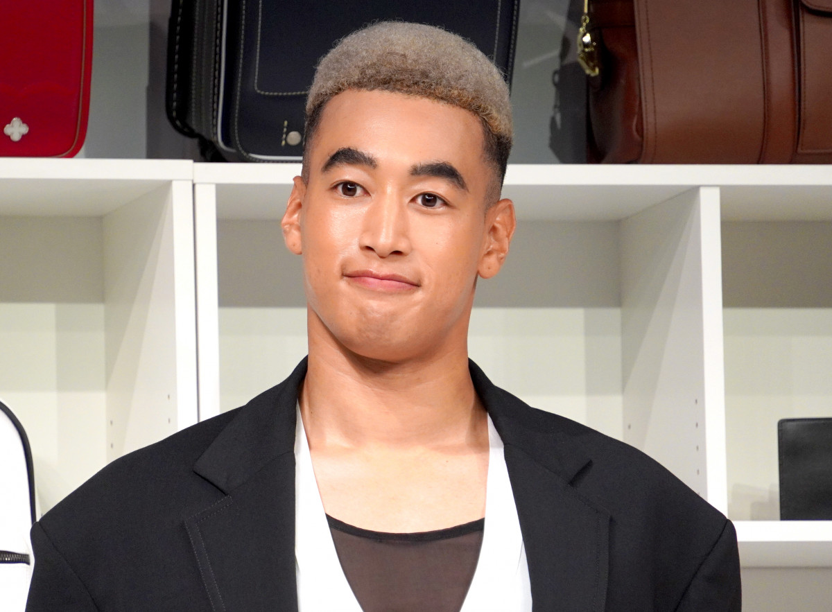 独立の関口メンディー、LDH退社後初公の場に緊張で“噛みンディー” 名刺