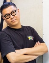 �V�\���k���J��A�{�l�̑O�Łg�e�r�����\���h�Ԃ����ށu�t���[�f�ނ����āc�v �n��g�f�r���[�Ɋ���̐� 