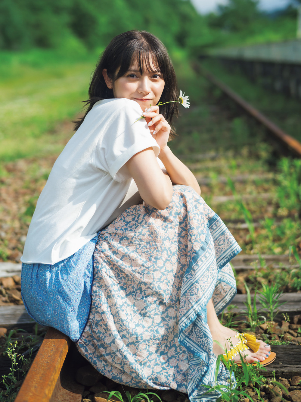 桃月なしこ、大自然の中で“女神ボディ”披露 『マガジン』表紙を飾る