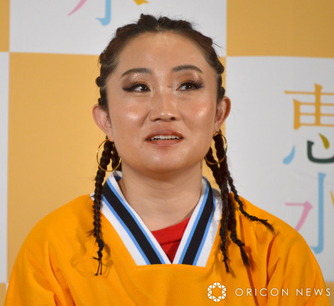 �V���Z�u���C�L�����w�ԑ̌��C�x���g�ɓo�ꂵ���L���^���[�B �iC�jORICON NewS inc. 