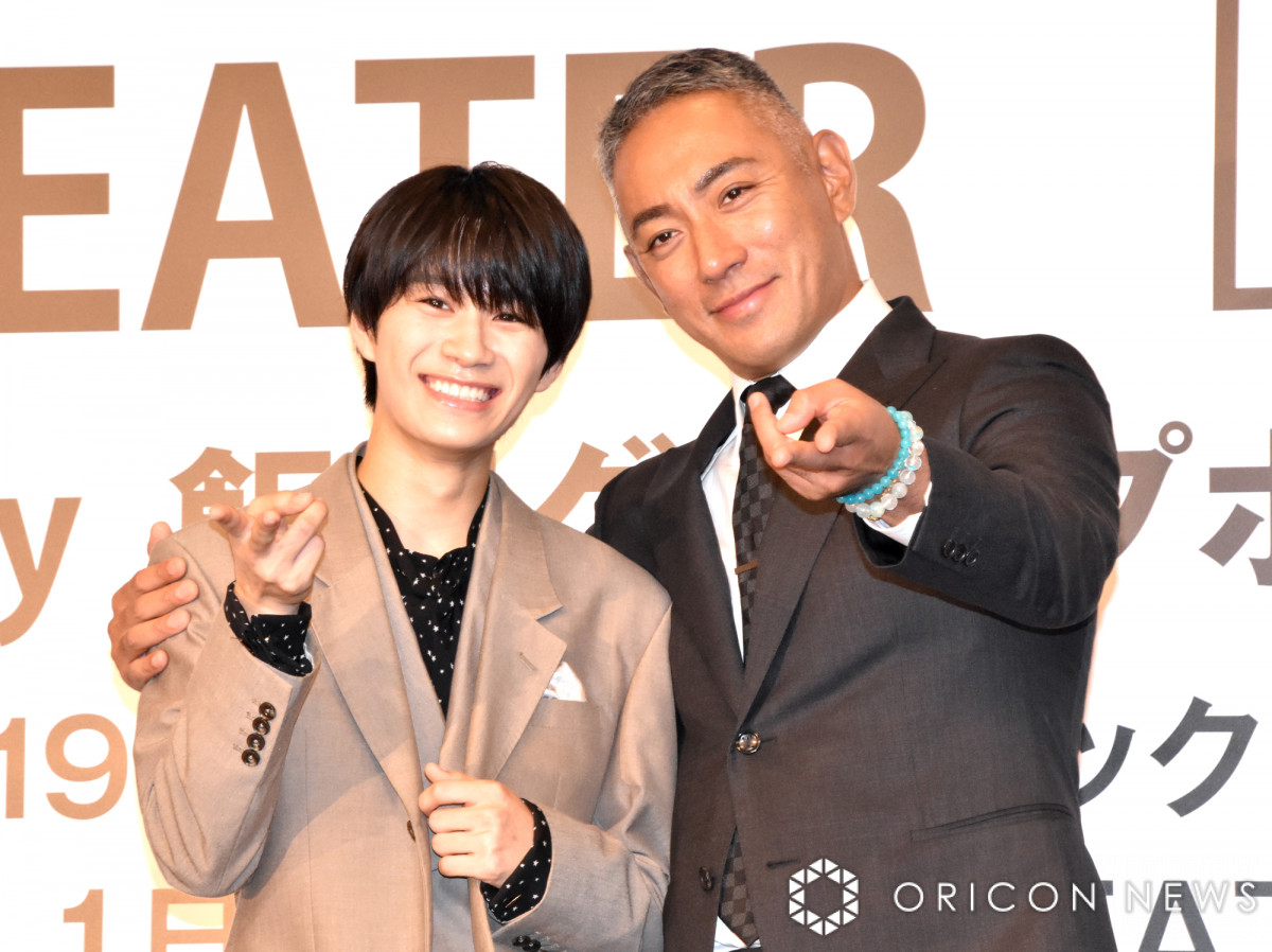 嶋崎斗亜、会見撮影で市川團十郎と一気に距離縮める “指ハート