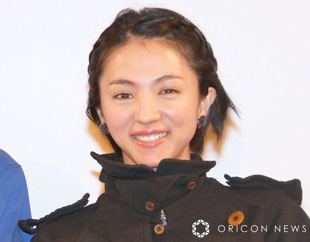 38歳・満島ひかり、美ボディあらわな水着でプカプカ プールで開放的スタイル | ORICON NEWS