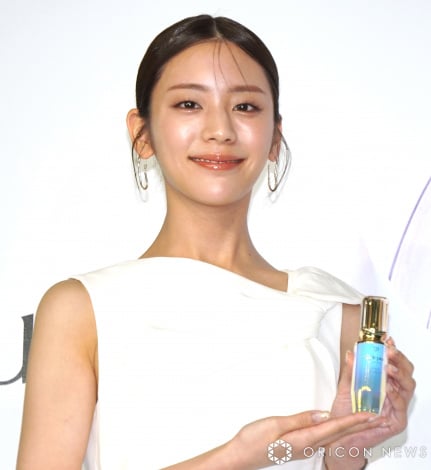 貴島明日香の画像・写真 | 貴島明日香、結婚発表後初の公の場 純白ドレス姿で最近の変化を語る「自分の世界が広がる楽しさを実感」 1枚目 |  ORICON NEWS