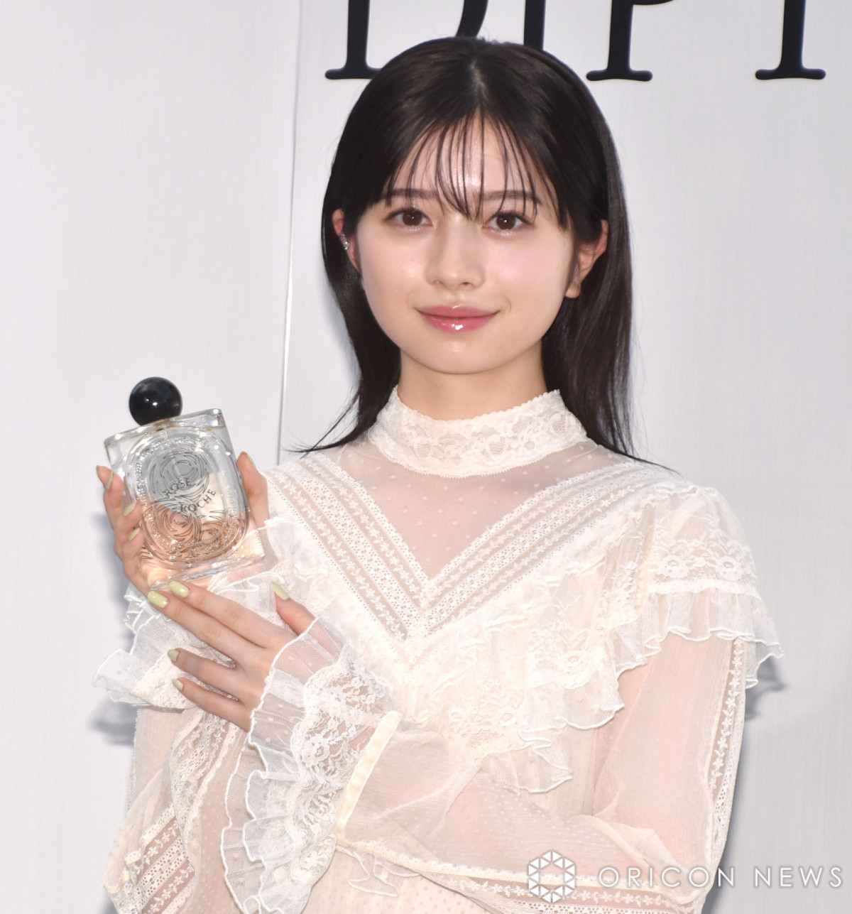 桜田ひより、純白ワンピースで透明感 役作りに香水も活用「役によって