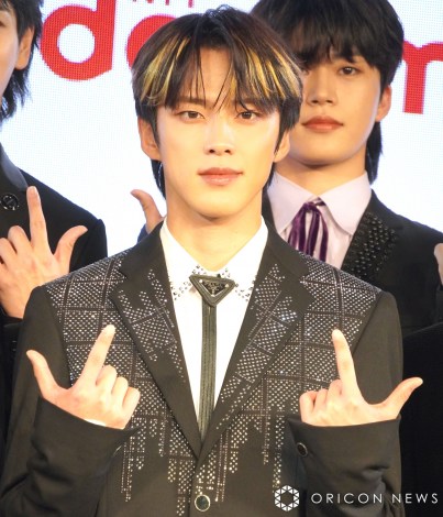 画像・写真 | JO1鶴房汐恩、スーツを前後ろに着用 会見後に事務所が