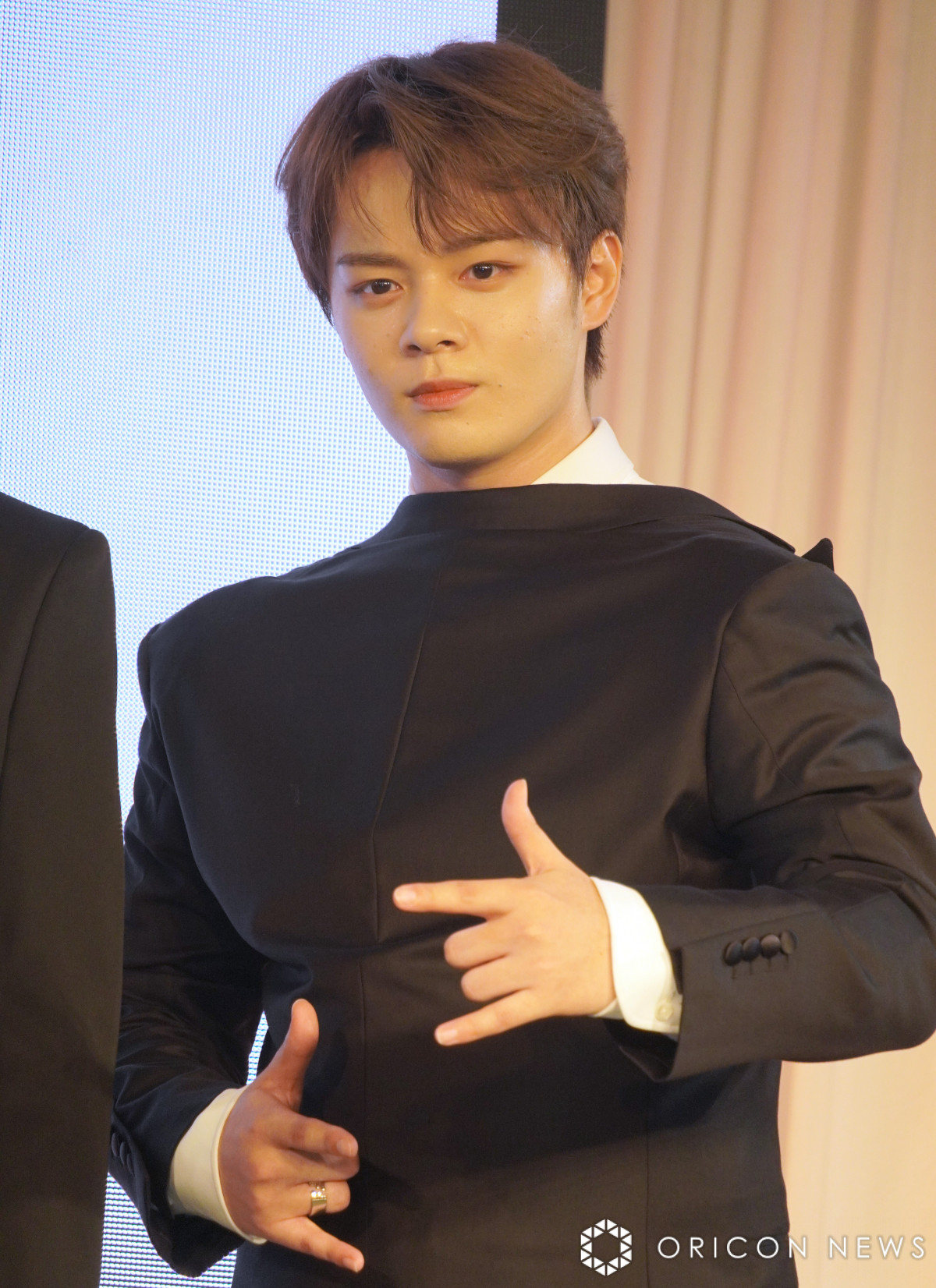 画像・写真 | JO1鶴房汐恩、スーツを前後ろに着用 会見後に事務所が