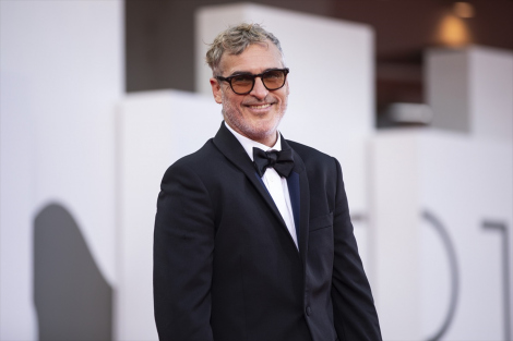 ��81��x�l�`�A���ۉf��Ղ̃��b�h�J�[�y�b�g�ɓo�ꂵ���z�A�L���E�t�F�j�b�N�X 