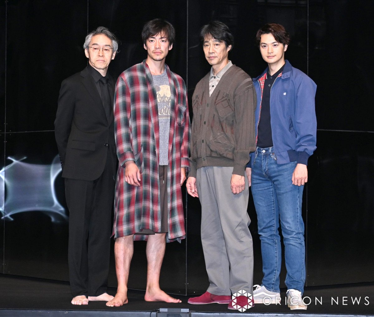 還暦迎えた堤真一、瀬戸康史＆大東駿介＆浅野和之と4人でバレーボール 舞台けいこのウォーミングアップでワイワイ「筋肉痛に（笑）」 | ORICON  NEWS