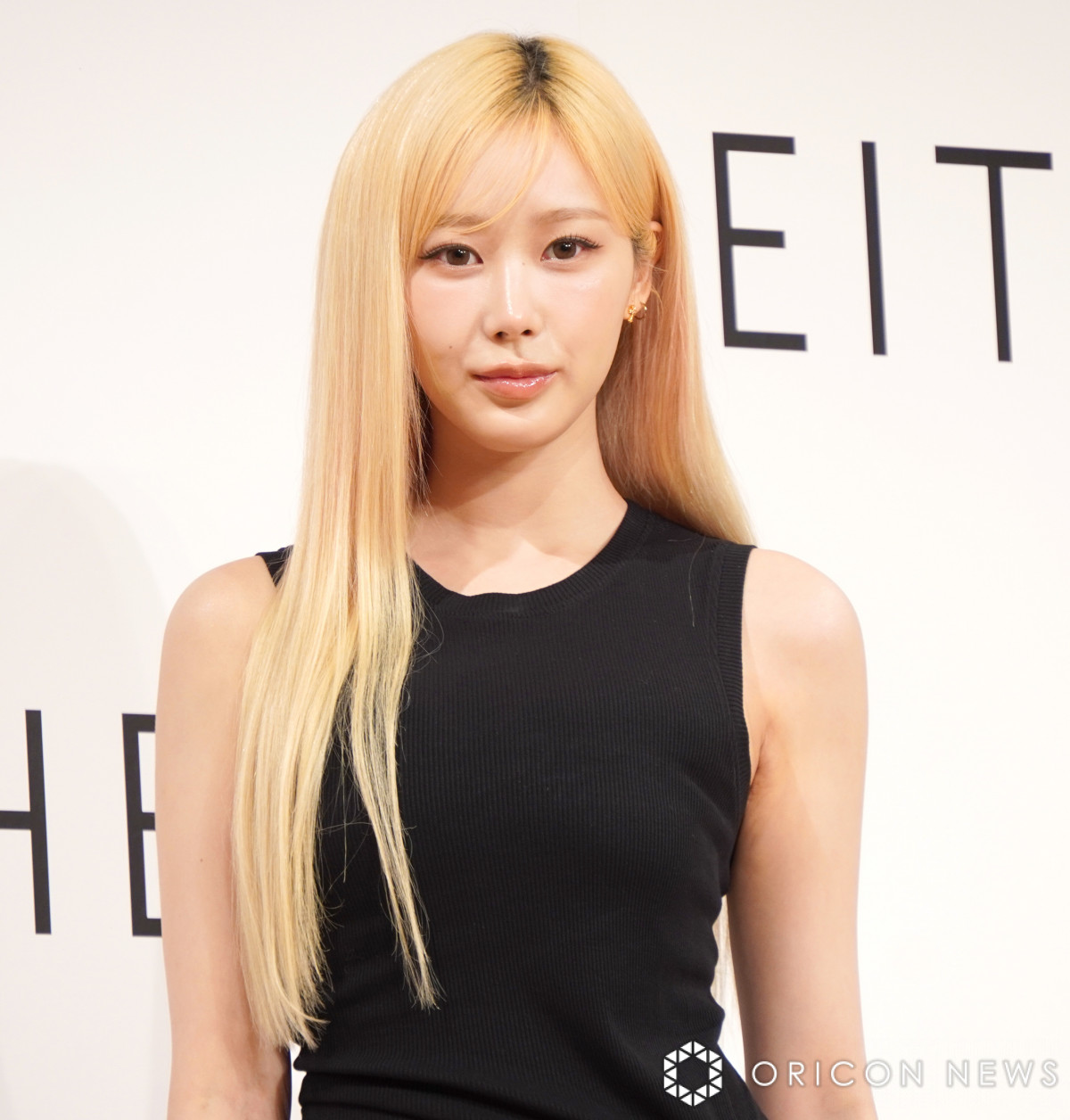 aespa・GISELLE、しっとり艶肌＆黒のノースリドレスで魅了 韓国発