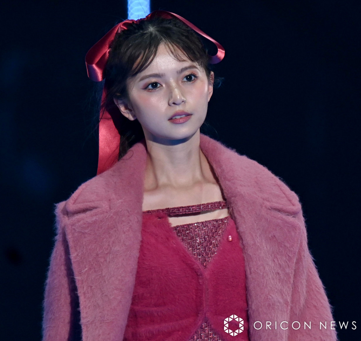 TGC2024A/W】齋藤飛鳥、多幸感あふれるピンクのワントーンコーデ