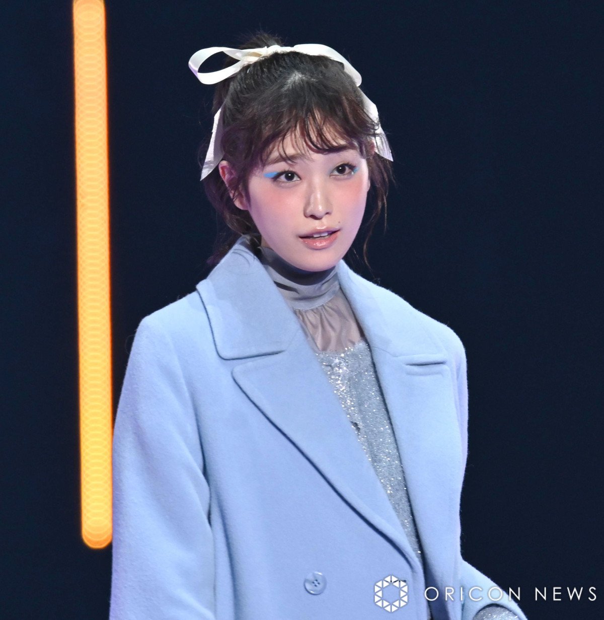 TGC2024A/W】高橋ひかる、ロングコートから美脚スラリ ブルーではかな