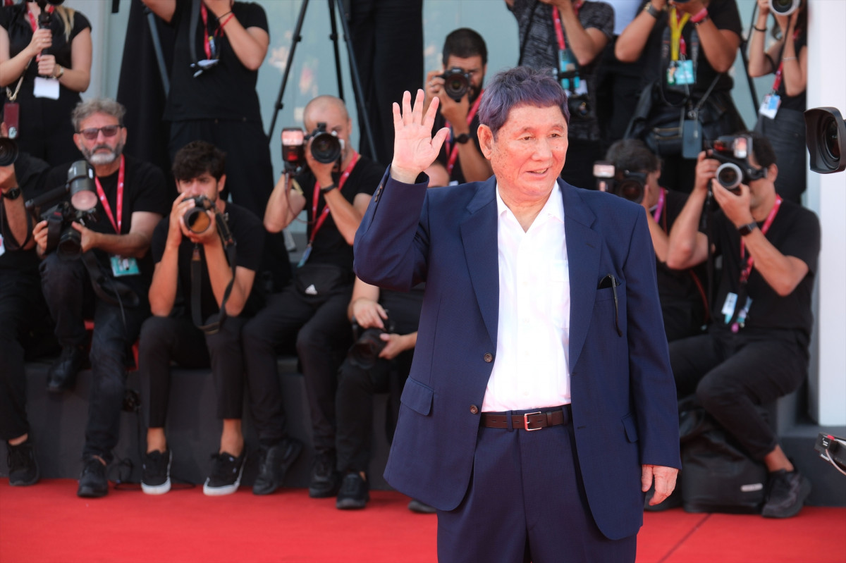 北野武監督、ベネチア国際映画祭で新作お披露目 スタンディング