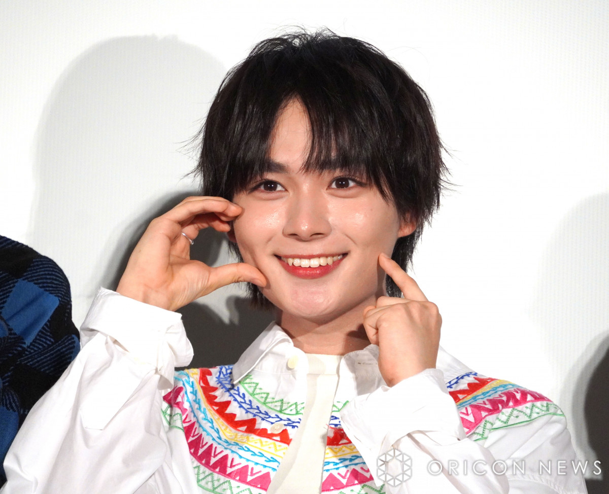 HiHi Jets猪狩蒼弥、私物スマホの裏面に“恋僕グッズ” 映画館まで行くも