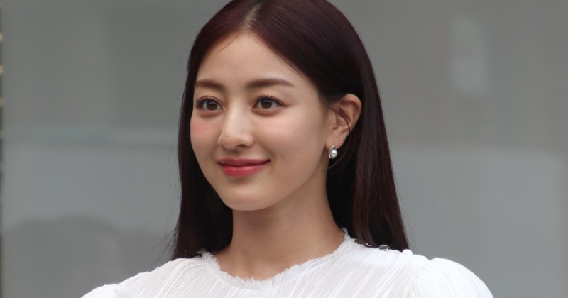 TWICEジヒョ、原宿駅前にサプライズ登場 まさかのゲリライベント