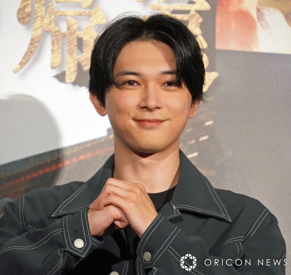 山崎賢人＆吉沢亮、肩組みで大歓声 『キングダム』からの絆は「信とエイ政のよう」 | ORICON NEWS