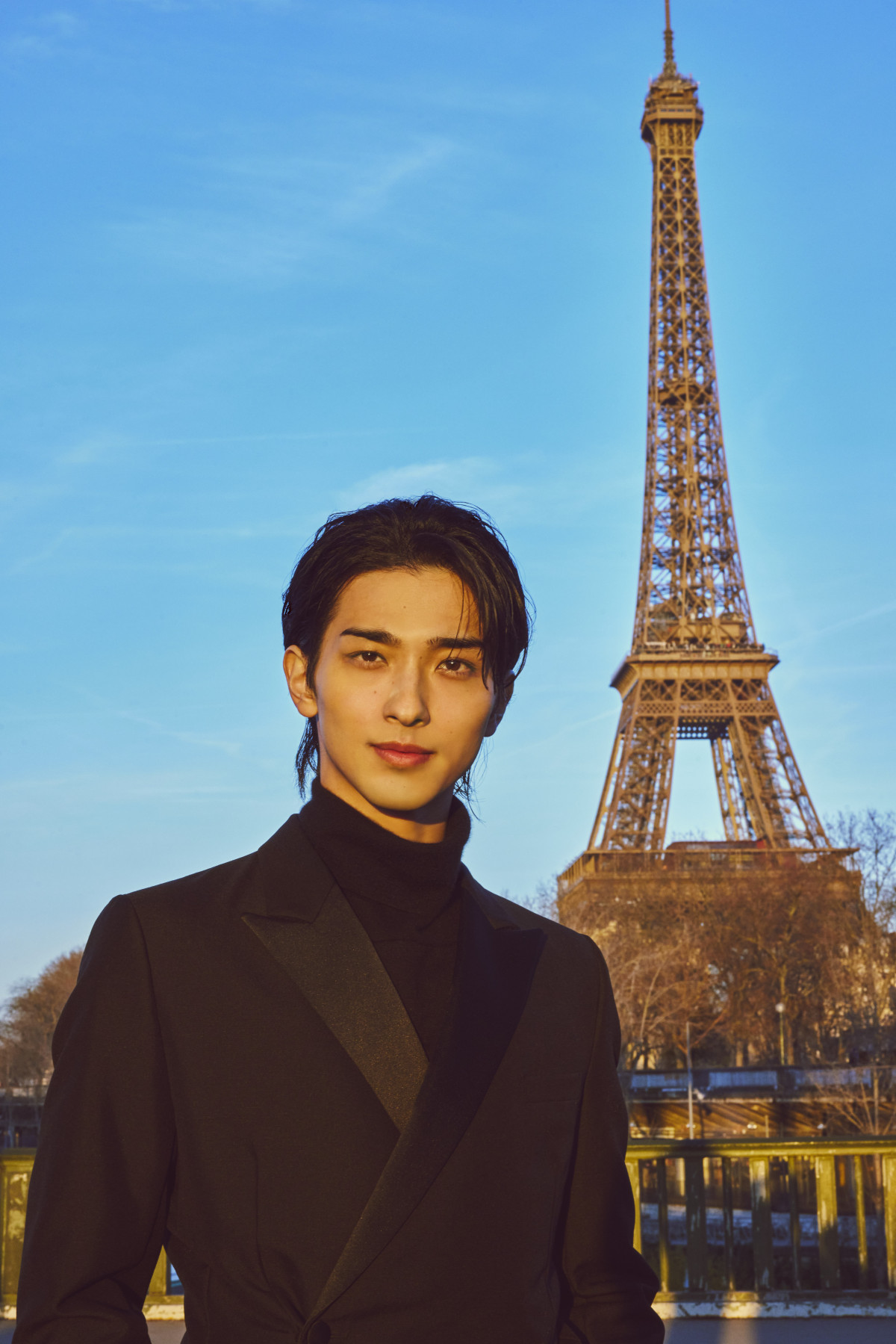 横浜流星、カレンダー発売へ フランス・パリの街並みに溶け込む撮り