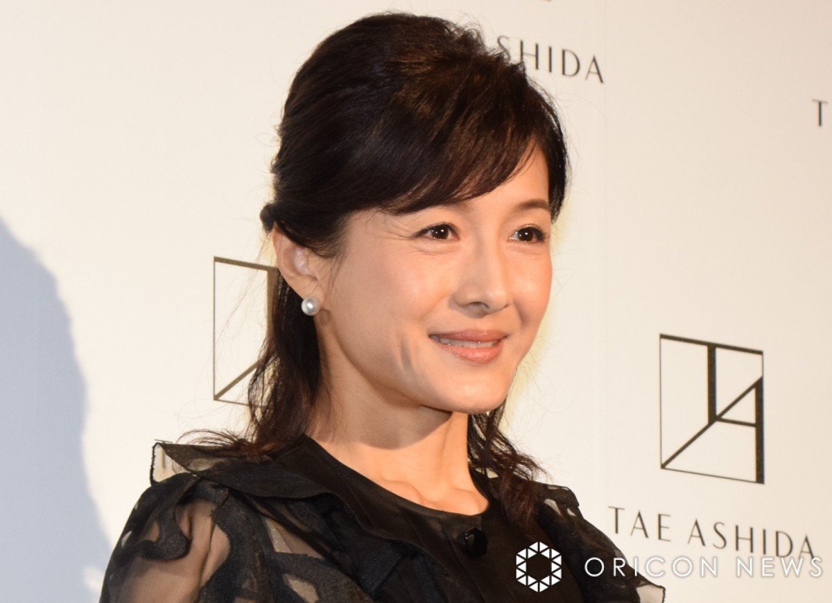 54歳・水野真紀、18歳の写真公開し「むちゃ綺麗なお姉さん」「バブル髪型」反響 1988年の家族ショット | ORICON NEWS