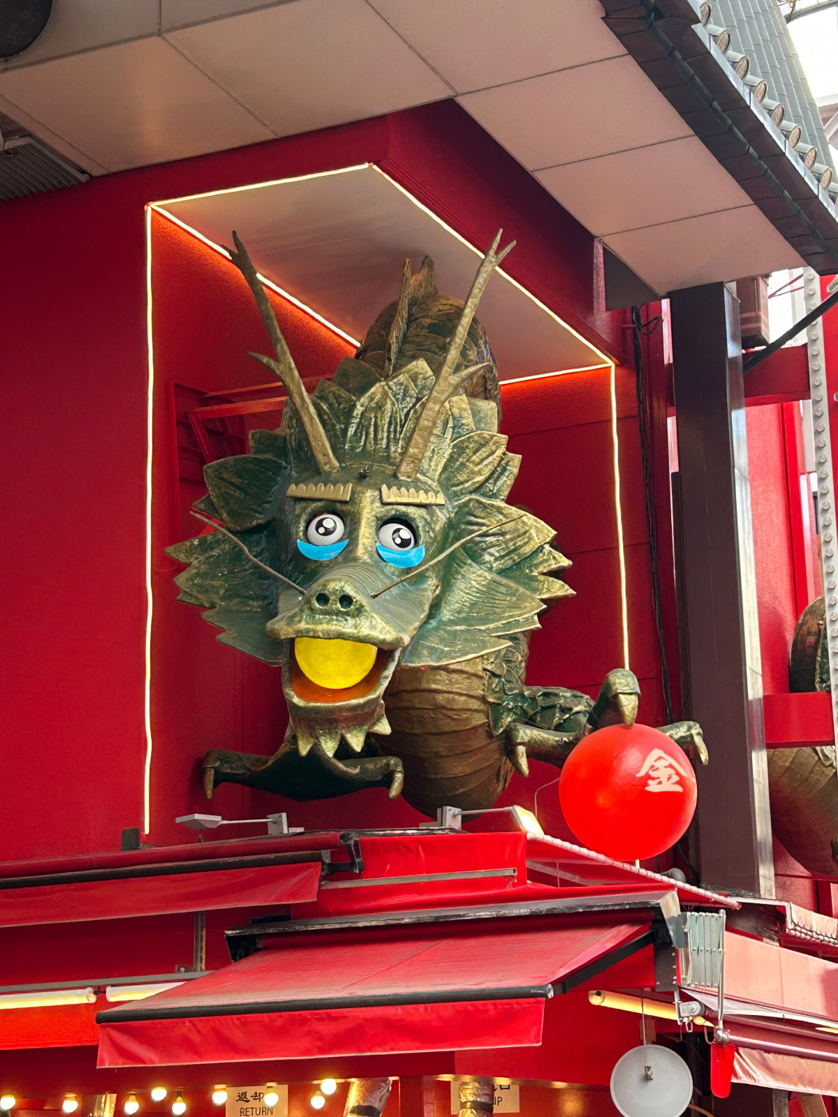 大阪かに源 道頓堀店」カニの立体看板はさみ部分に「金龍ラーメン」龍