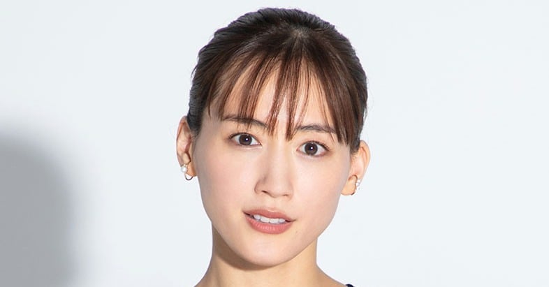 綾瀬はるか、絶対領域あらわな“超ミニ×ニーハイ”姿 『フィガロジャポン