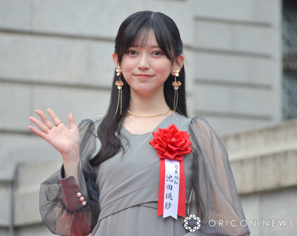 現役東京芸大生”池田瑛紗、透け感あふれるシックなドレスで登場 東博