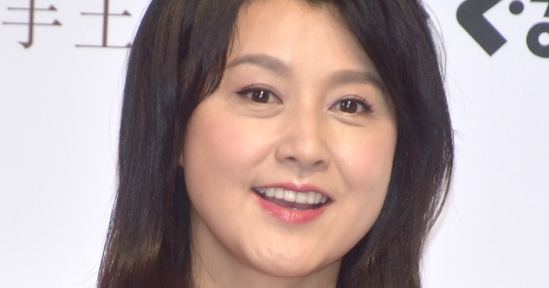 藤原紀香、西郷隆盛像とセクシーポーズ決める「美女達に囲まれて