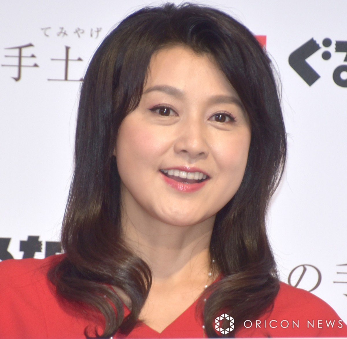 藤原紀香、西郷隆盛像とセクシーポーズ決める「美女達に囲まれて