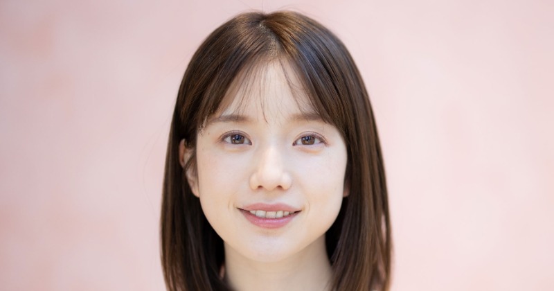 弘中綾香アナ、清楚な白ワンピ姿に「ママでも可愛い」「白がめっちゃ