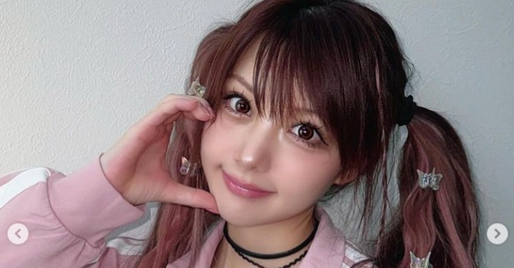 d.i.a 【田中れいな着用】ギラギラスタッズパーカー 第1子出産の田中れいな、美肩チラリのニットSHOTに「可愛すぎる