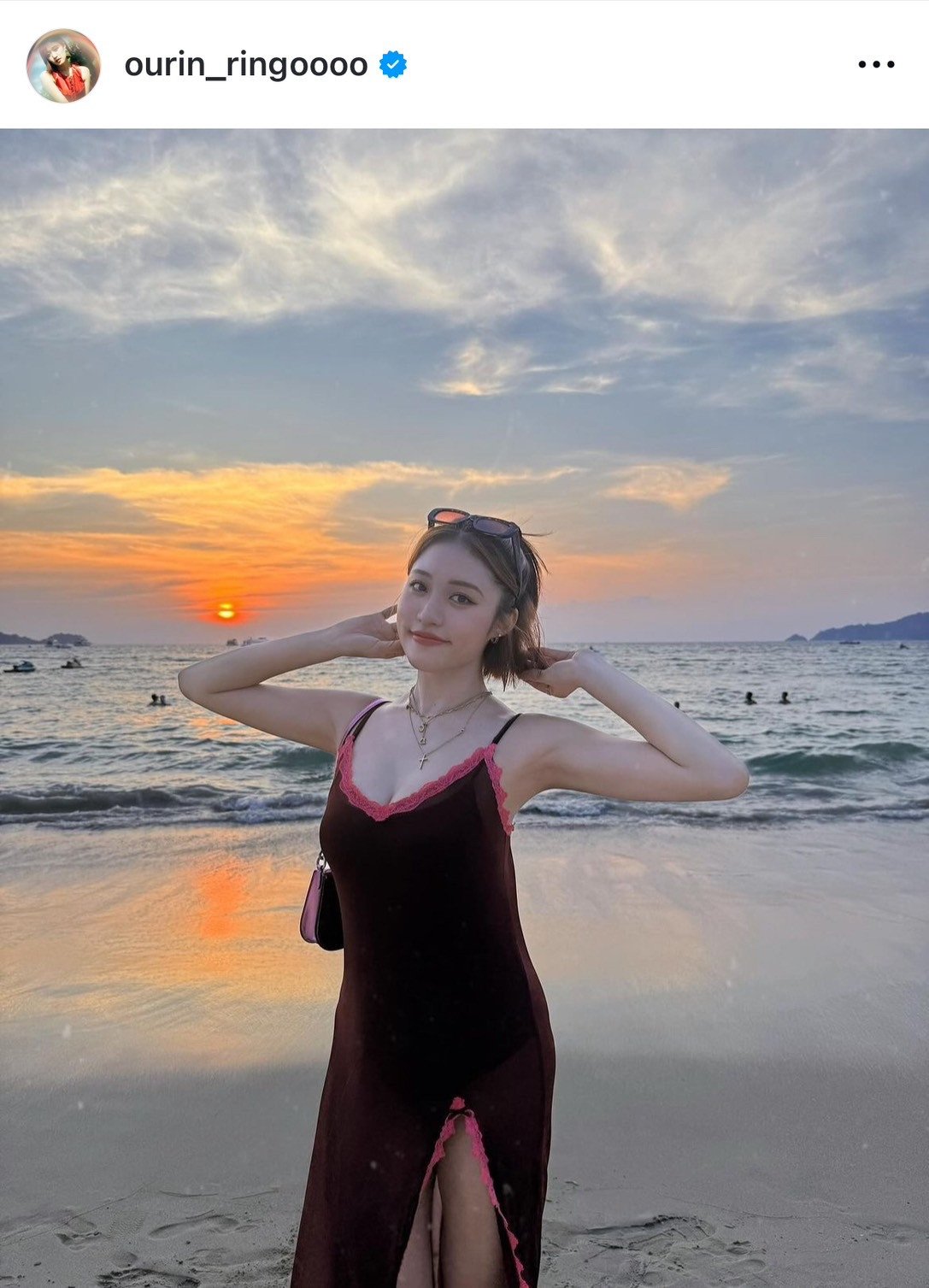 王林、深めスリットで“大胆太もも” 圧巻肌見せ「不二子ちゃんなの!? っ