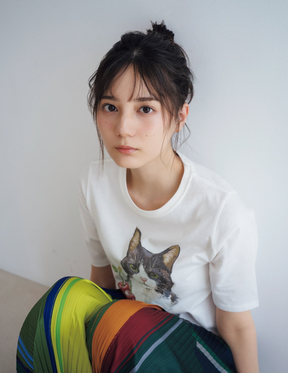 日向坂46小坂菜緒、猫Tシャツを着たおうちグラビア 『マガジン』表紙に久々登場 | ORICON NEWS