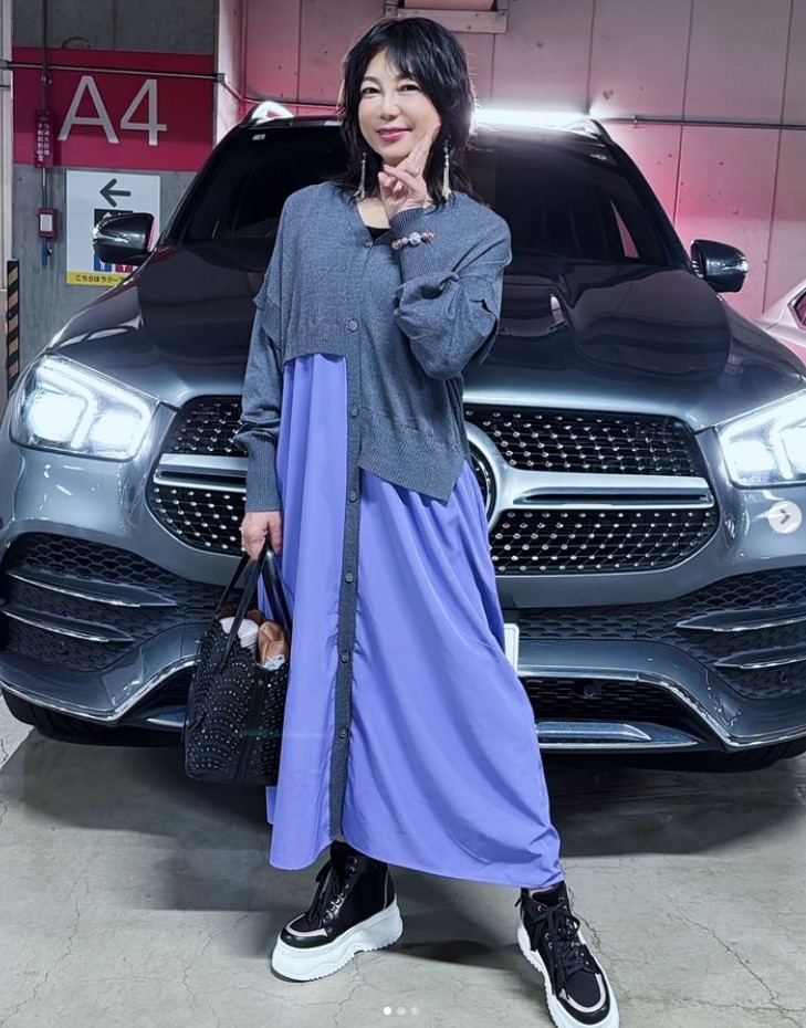 堀ちえみ、高級車の前でピース 近影に大反響「私もほしくなりました