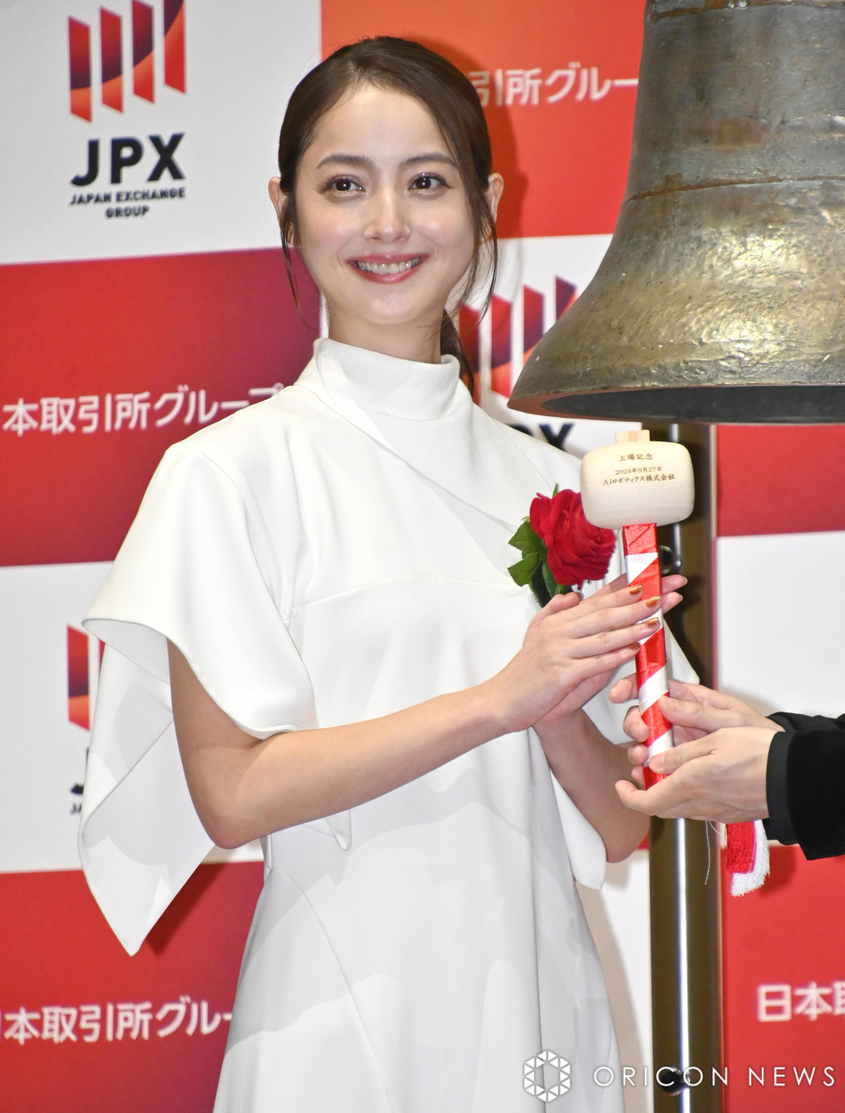佐々木希、東京証券取引所の上場セレモニーで初打鐘ににっこり 純白