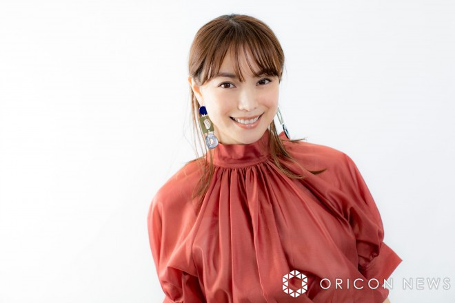 蛯原友里、“裏太もも全開”超ミニ丈スタイル「お人形さんみたい