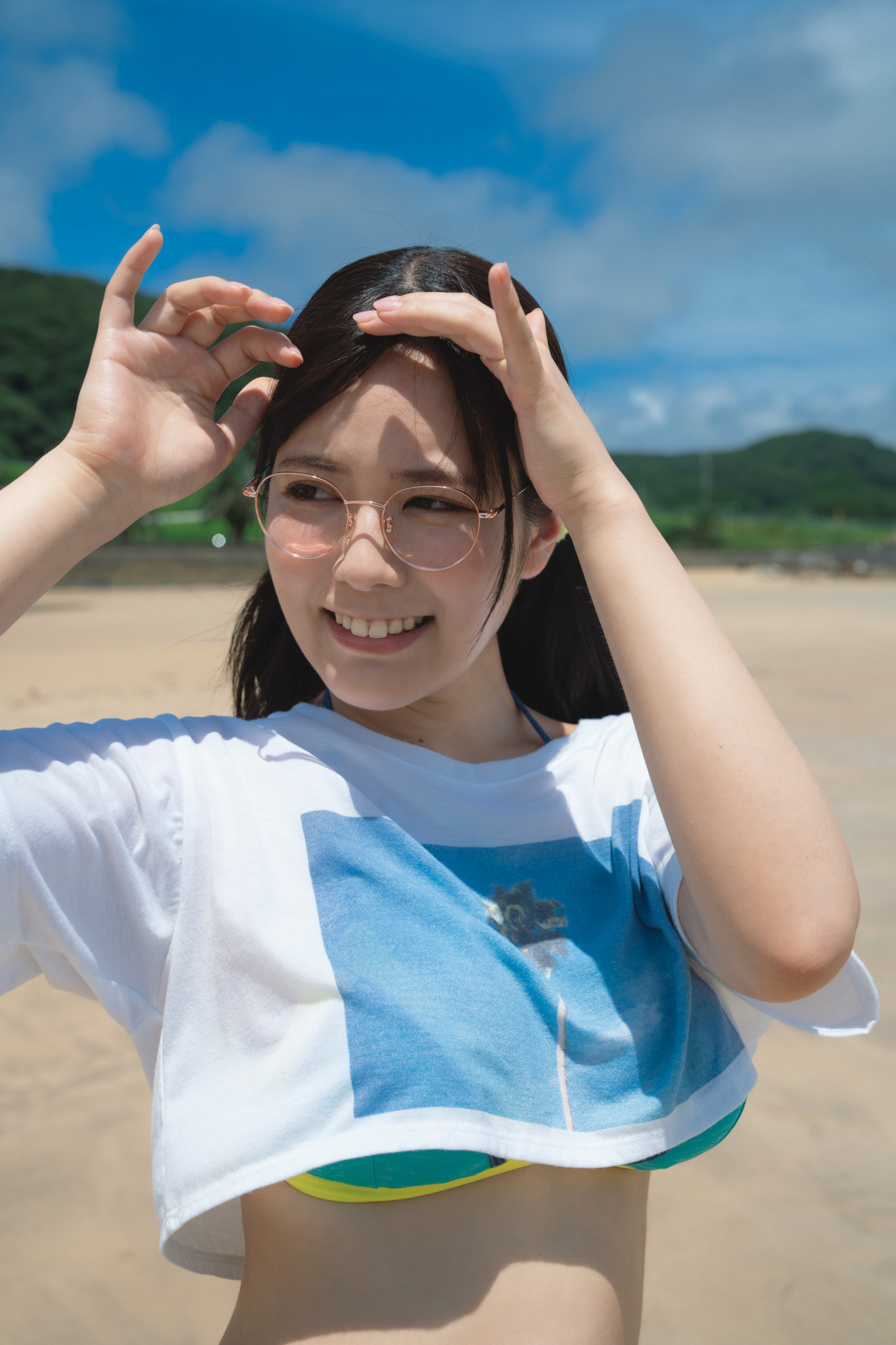 東雲うみ3rd写真集、表紙解禁で予約数10倍 お腹チラ見せの先行カットも