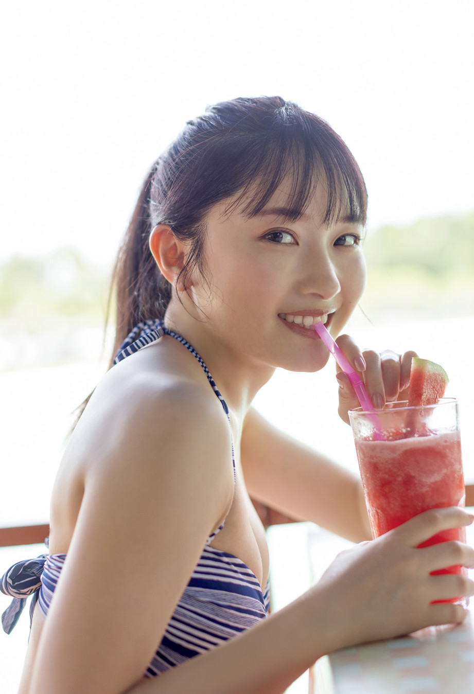 昨年活動再開の森戸知沙希、10周年記念写真集発売 カントリー
